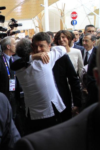 L&#39;abbraccio con Matteo Renzi